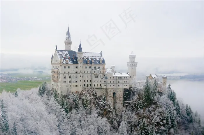 欧洲山顶雪中城堡图片