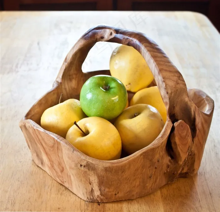 木制篮子里的苹果高清摄影图片