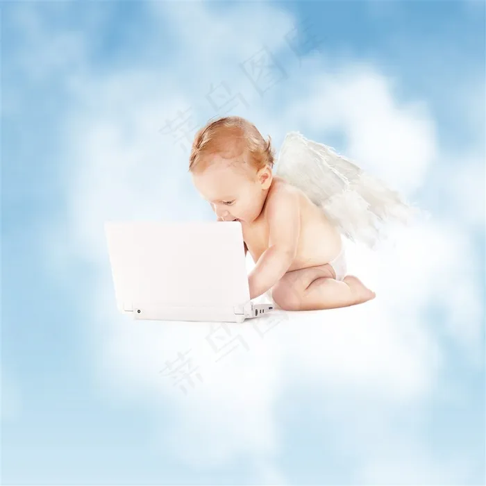 白色云朵里玩电脑的小宝宝