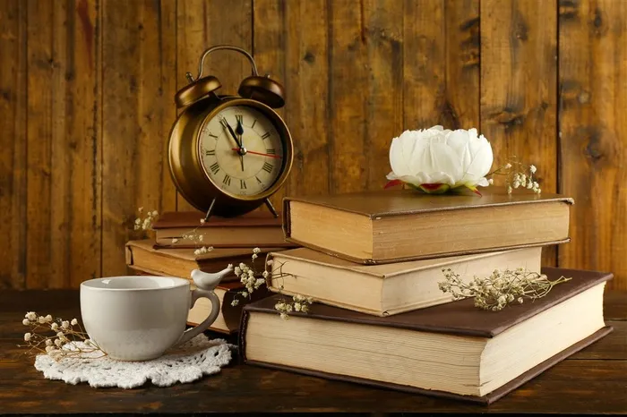 书桌上的书本时钟和咖啡复古照片钟表图片