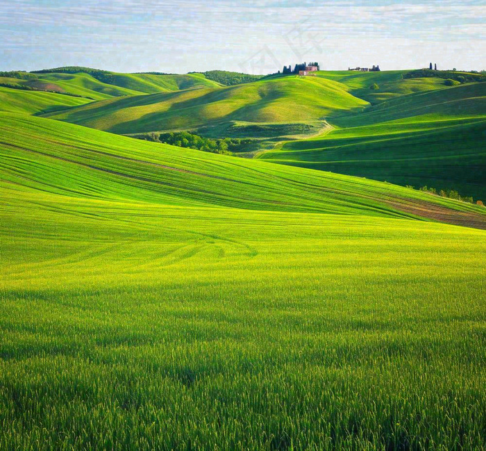 春天连绵山脉绿色草地郊游，清新惊蛰春分摄影图