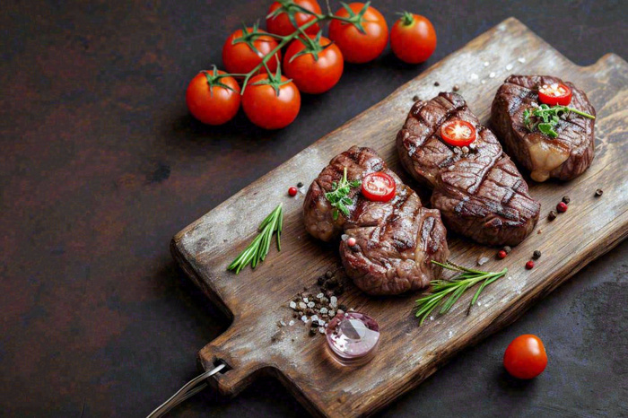 西餐美食牛肉羊肉烤肉扒类番茄食品摄影图