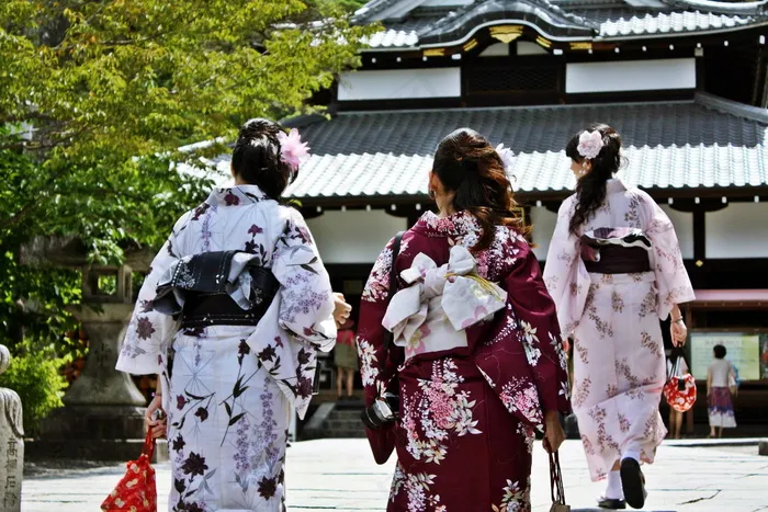 日本街头和服少女图片