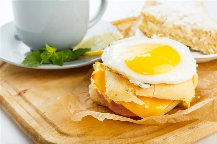 煎鸡蛋三文治面包高清图片