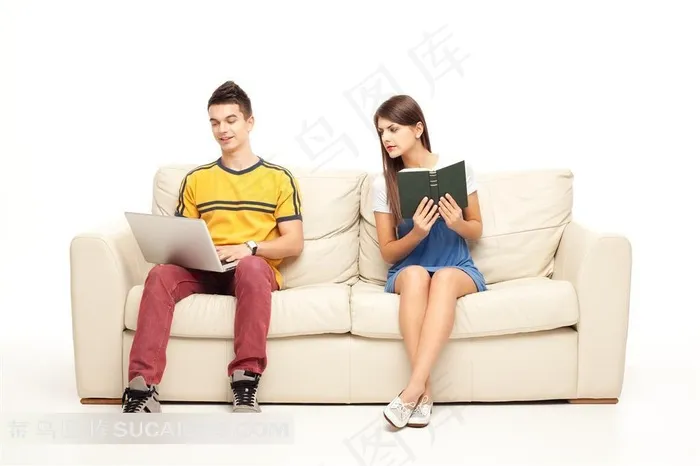 沙发上玩电脑的帅哥和看书的美女图片素材