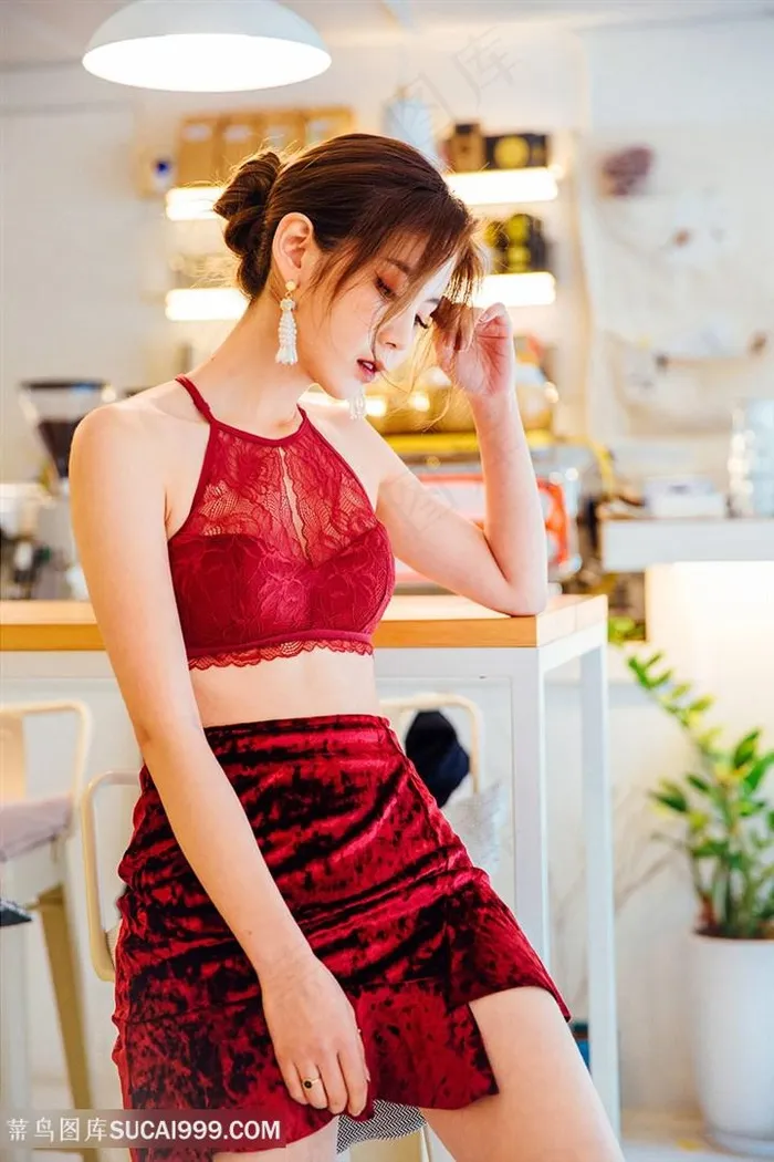 穿着红色内衣的韩国美女李采恩图片