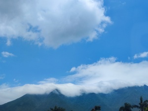 山的那边 与云相连 蓝天白云汇成一道美丽的风景线