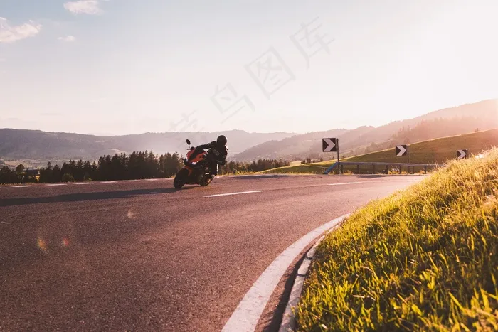 摩托车弯道骑行图片