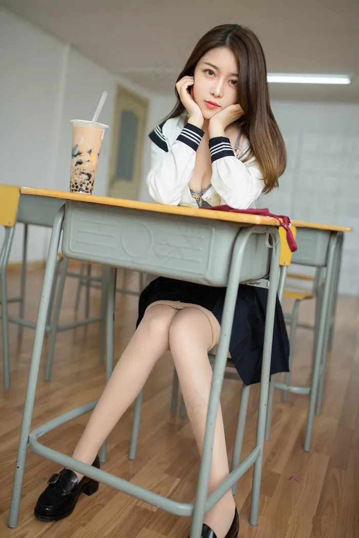 亚洲高清美女长发大胸教室学生制服长腿迷人坐姿托下巴清纯奶茶妹妹