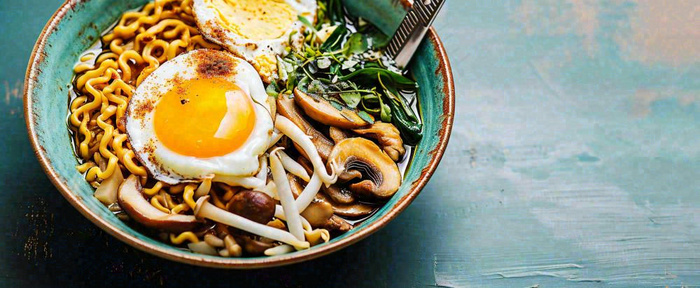 美食方便面鸡蛋意面西餐简餐摄影图