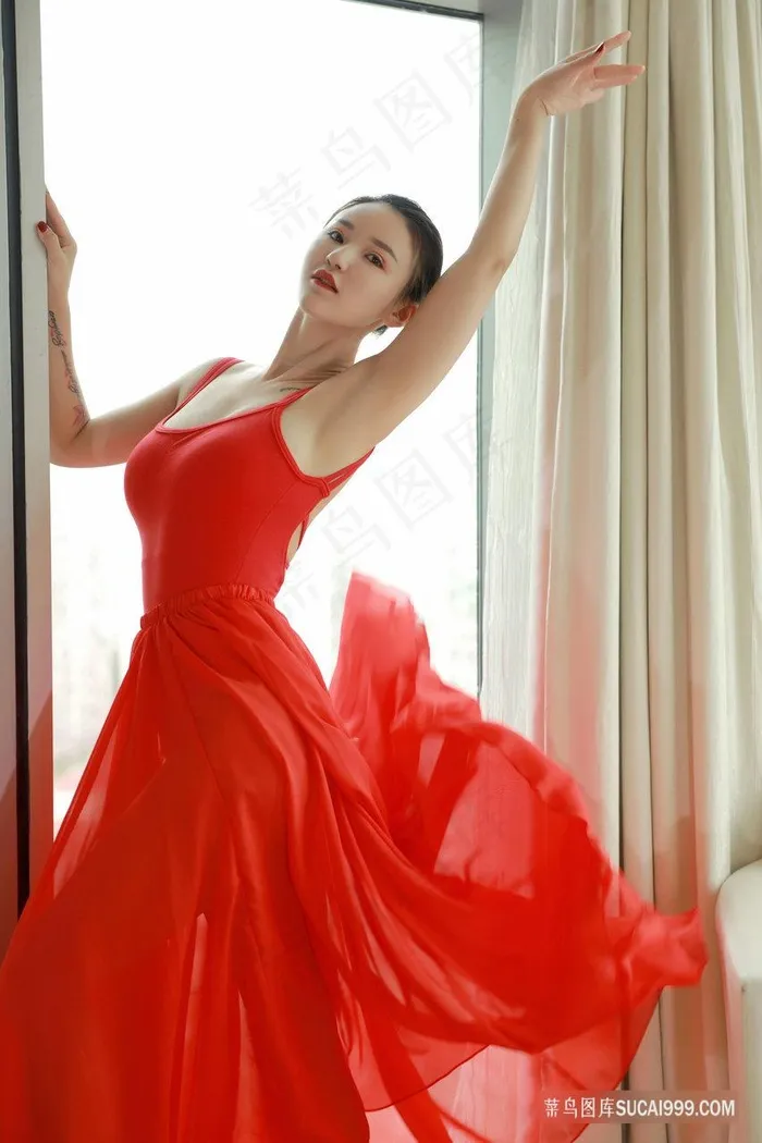 穿着红色长裙跳舞的清纯美女小壁虎写真图片