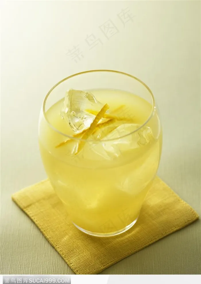 清凉饮品-金黄的冰镇柠檬水