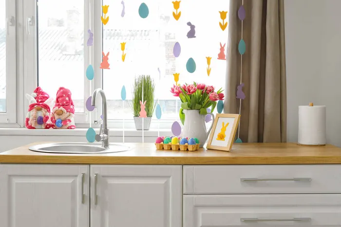 复活节彩蛋，带有郁金香的花瓶和厨房柜台上的图片