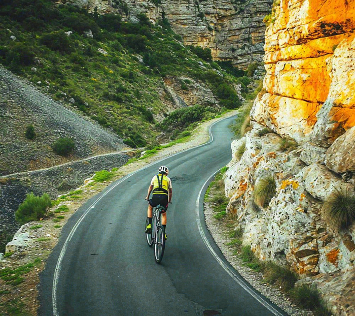 骑自行车登山车热血体育运动，山地自行车比赛户外极限摄影图