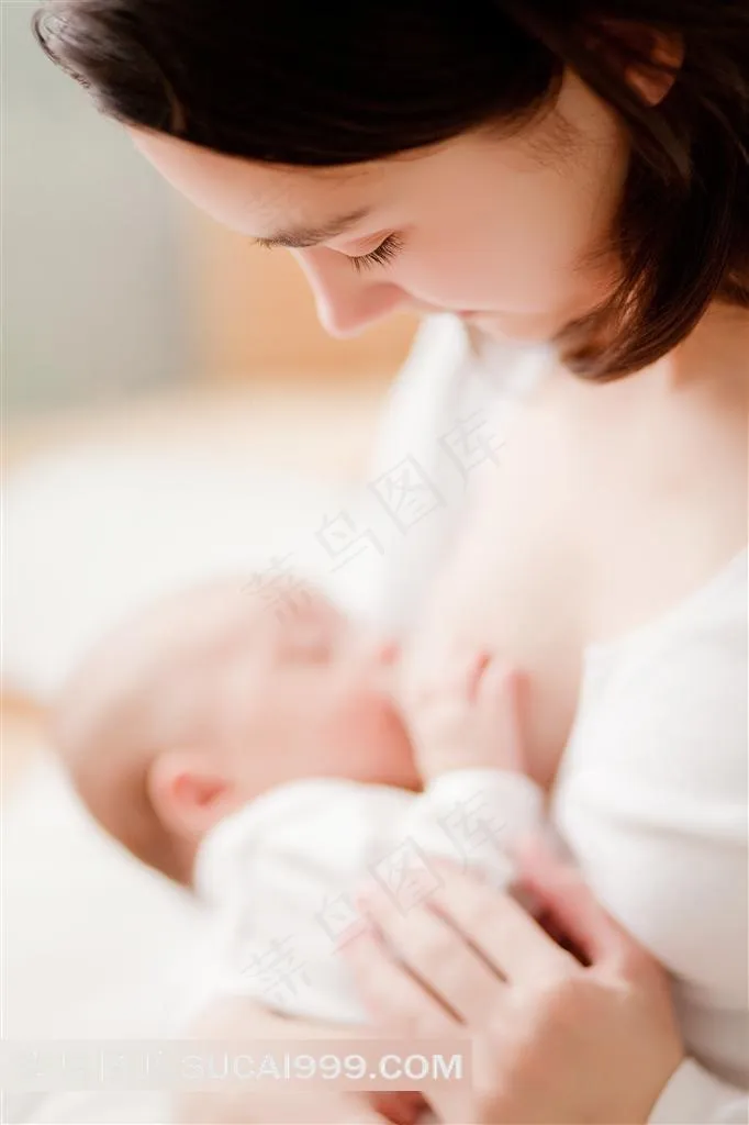 母亲和婴儿系列 - 正在给宝宝喂奶的母亲