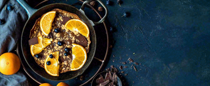 美食简约烤饼蛋糕，巧克力水果橙子摄影图