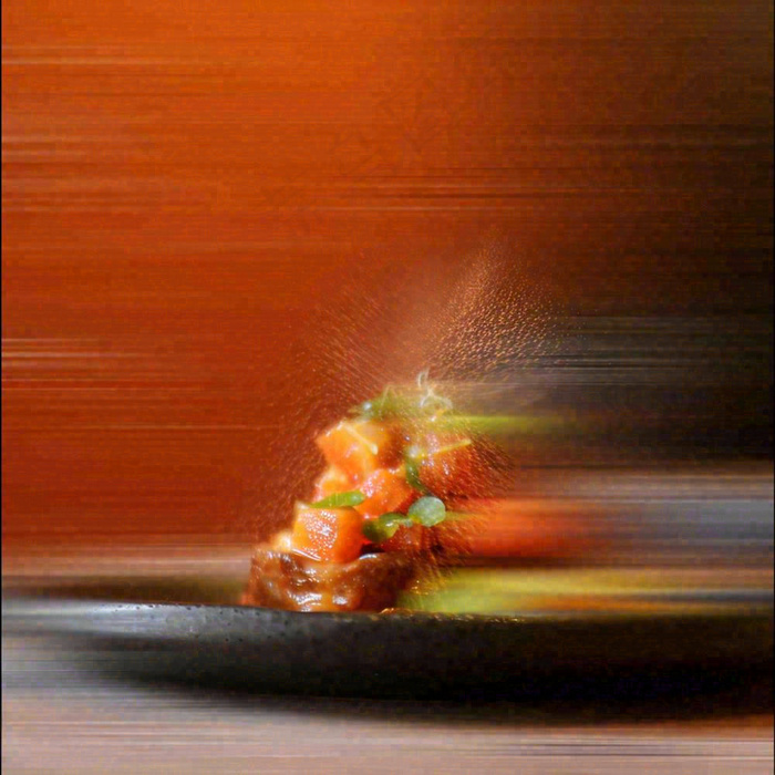 美食寿司水果烤肉拼盘蔬菜，朦胧摄影质感摄影图