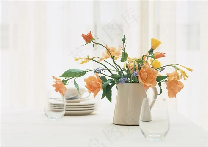 纯白清新现代简约餐桌玻璃水杯餐碟橙色插花装饰室内家居图片素材