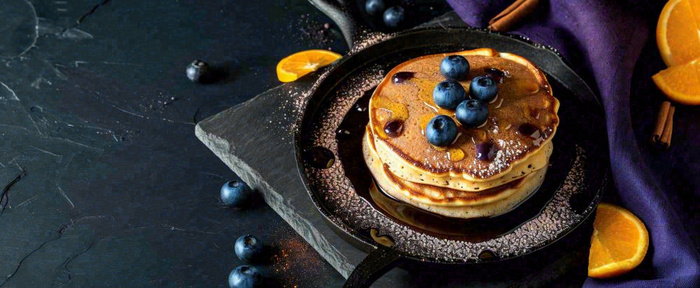 美食简约烤饼蛋糕，巧克力水果橙子摄影图