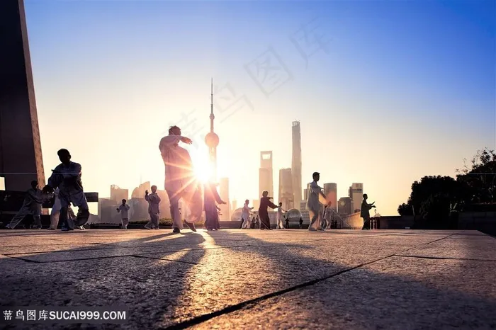 上海早晨广场上运动的老人高清图片