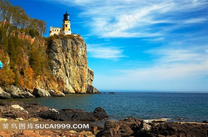 海边悬崖上的灯塔图片