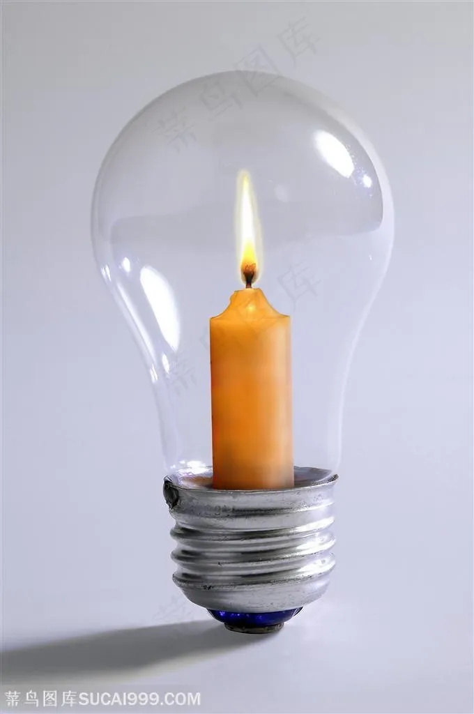 创意灯泡-灯泡中间点亮的蜡烛特写