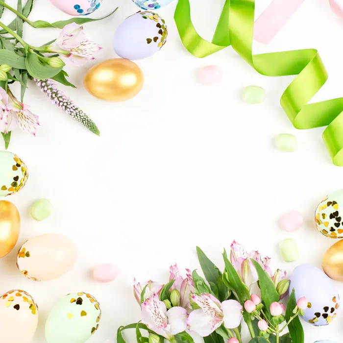 节日快乐的复活节背景装饰鸡蛋，鲜花，糖果和丝带在白色柔和的颜色。本空间