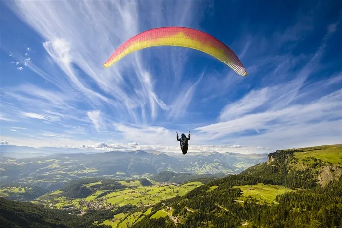 高空跳伞的运动员高清图片