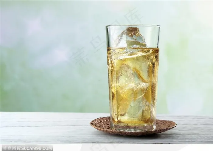 清凉饮品-杯中的冰块和柠檬水