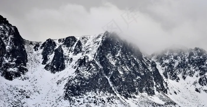 白雪皑皑雪山图片