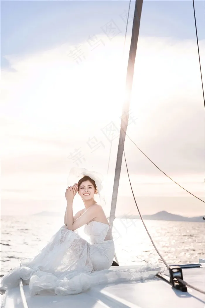 漂亮美女在游艇婚纱写真