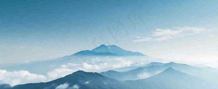 雪山山脉云层云端意境冰山，自然风景冬天蓝天白云摄影图