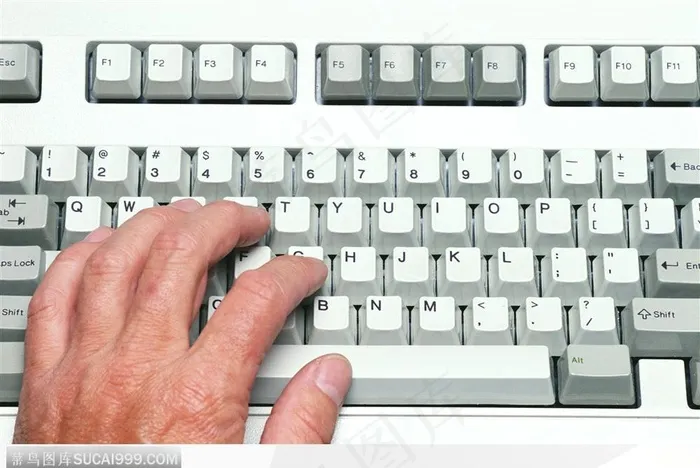 键盘上的一只手