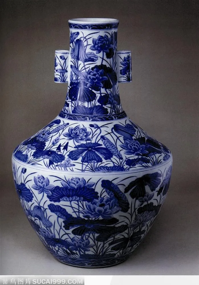 传统瓷器-荷花花纹的青花瓷