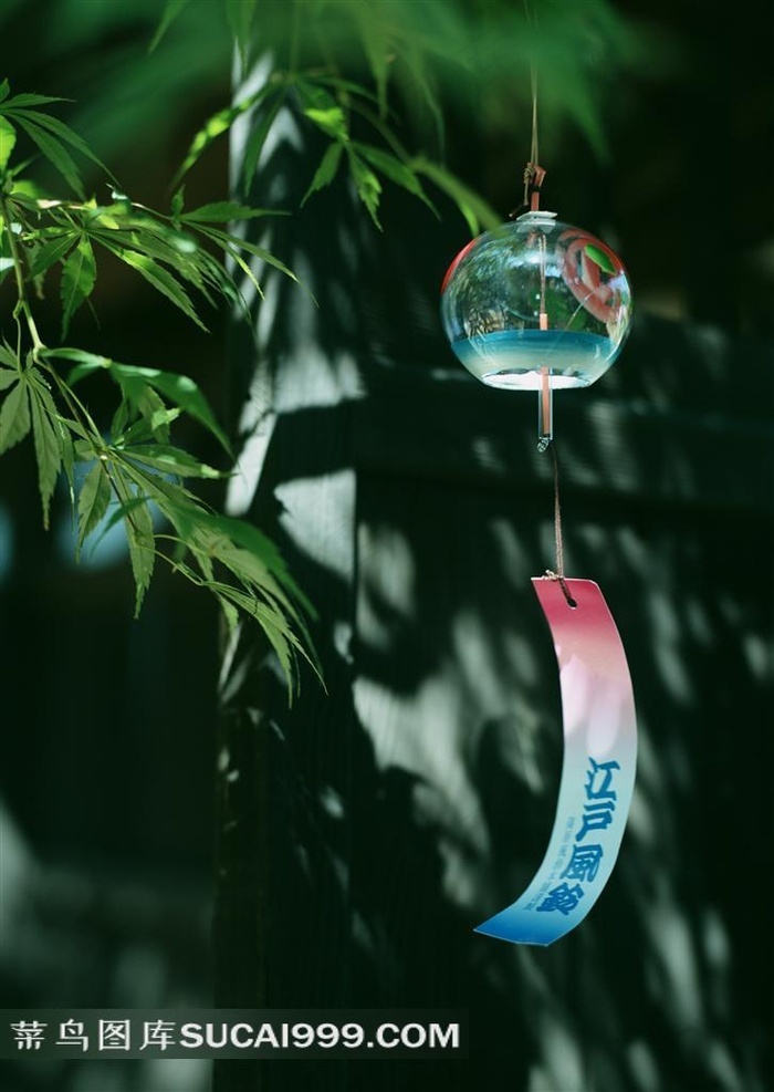 挂在树上的风铃图片素材 菜鸟图库