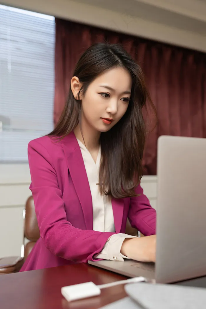 亚洲国产高清美女职场客服气质风红色外套女高管办公室