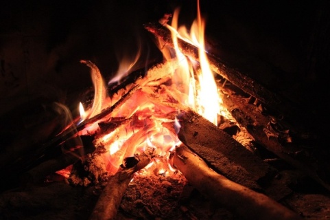 一堆点燃的火柴取暖免抠元素20002000px300dpipsd模版下载