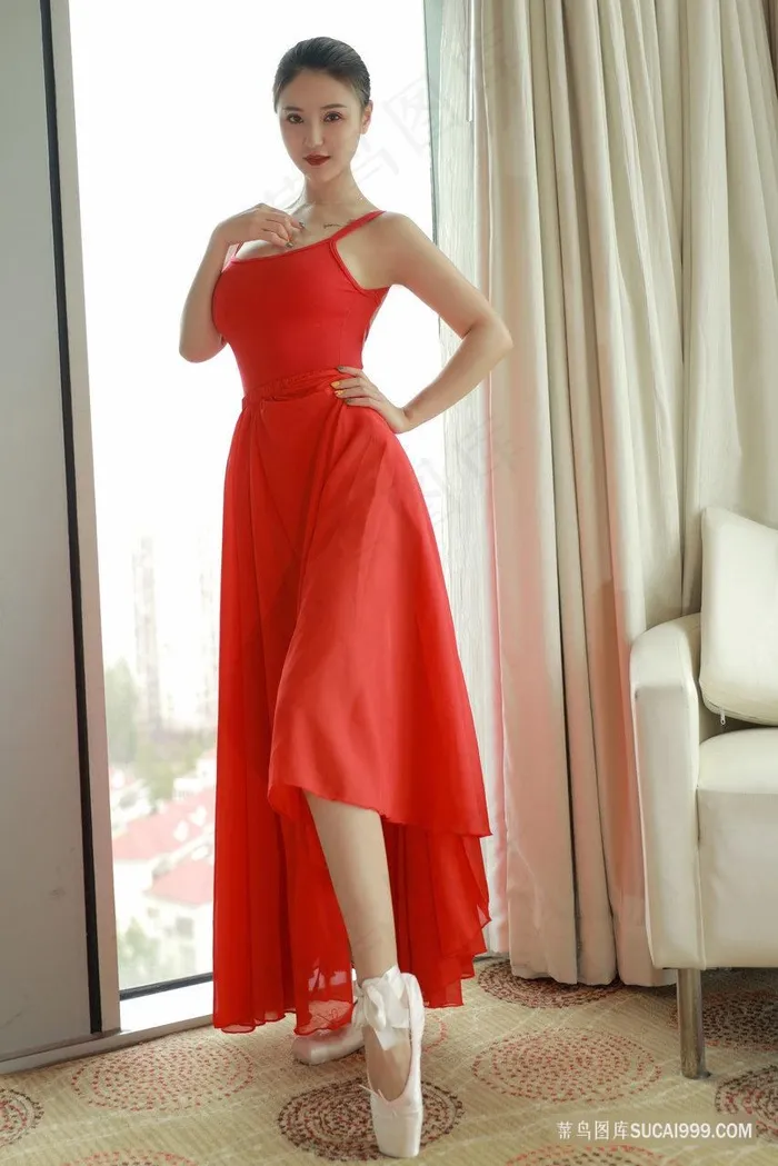 穿着红色裙子跳舞的高清美女图片小壁虎