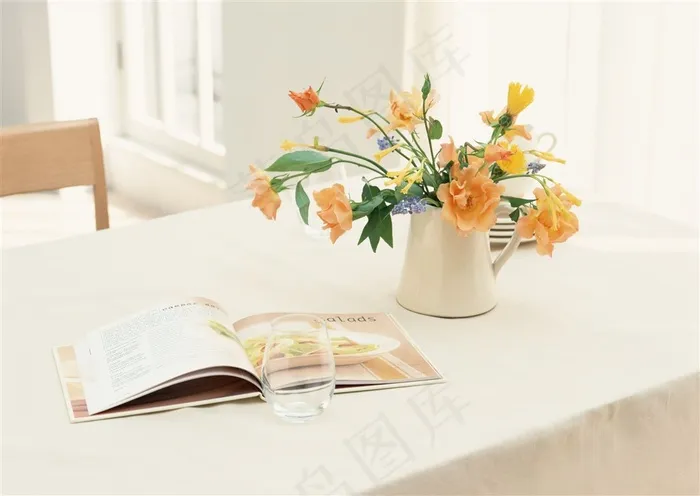 纯白清新现代简约餐桌椅木质橙色插花装饰室内家居图片素材