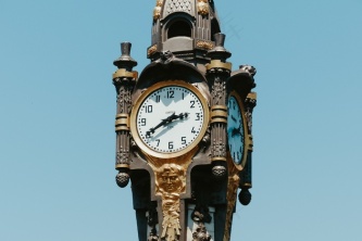 蓝天下的时钟图片