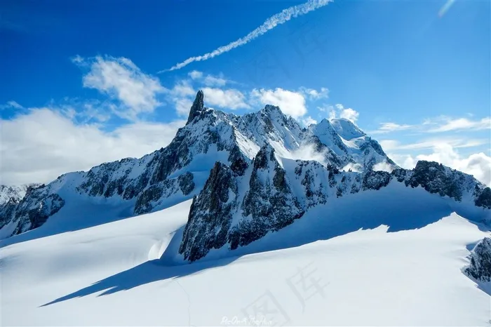 巨人牙齿雪山风景图片