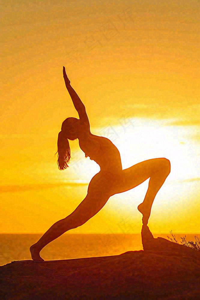落日海边户外瑜伽健身运动训练，身心健康静心调理摄影图