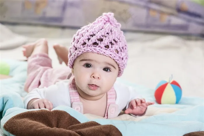 戴着镂空毛线帽的宝宝摄影高清图片