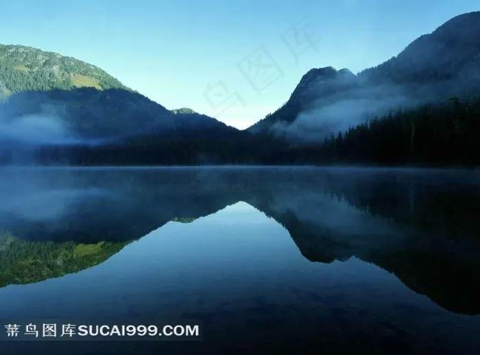 山川中清澈的湖水高清摄影图片