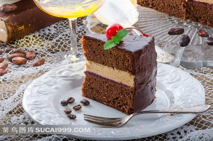 一块精致美味的巧克力夹心蛋糕糕点图片