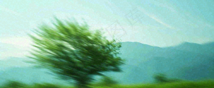 高山模糊绿树植物光影，大自然摄影图