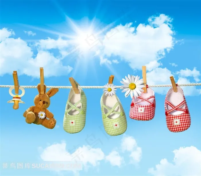 蓝天白云下晾嗮的宝宝鞋图片