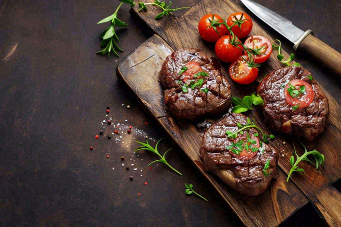 西餐美食牛肉羊肉烤肉扒类番茄食品摄影图