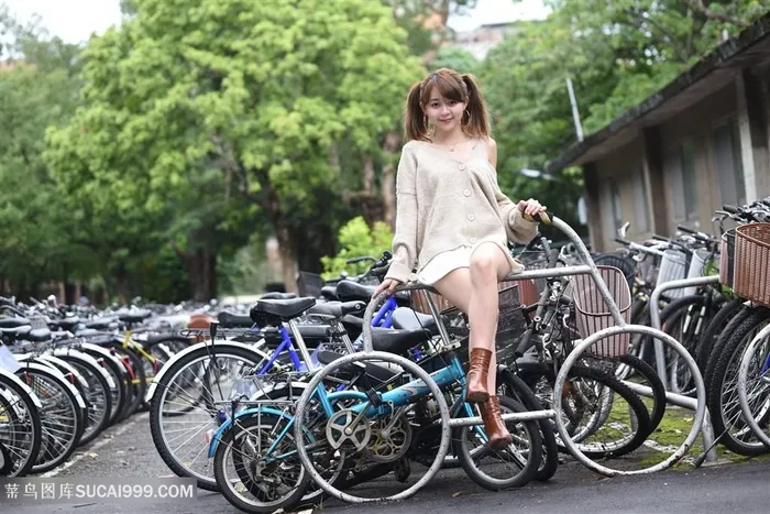 坐在自行车上的可爱清纯美女
