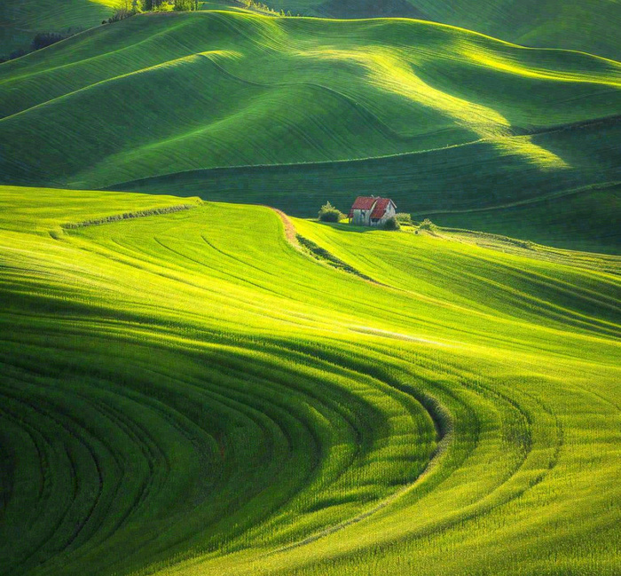 春天连绵山脉绿色草地郊游，清新惊蛰春分摄影图